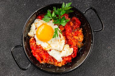 Kızarmış yumurta domatesleri shakshuka sebze aperatifleri taze lezzetli gurme yemek arkaplanı masanın üzerinde rustik yemekler üst görünüm fotokopi alanı vejetaryen yemekleri