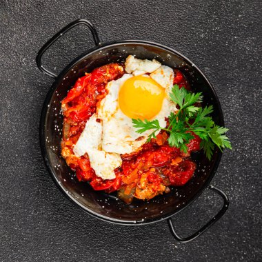 Kızarmış yumurta domatesleri shakshuka sebze aperatifleri taze lezzetli gurme yemek arkaplanı masanın üzerinde rustik yemekler üst görünüm fotokopi alanı vejetaryen yemekleri