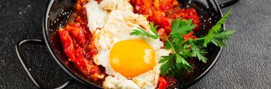 Kızarmış yumurta domatesleri shakshuka sebze aperatifleri taze lezzetli gurme yemek arkaplanı masanın üzerinde rustik yemekler üst görünüm fotokopi alanı vejetaryen yemekleri