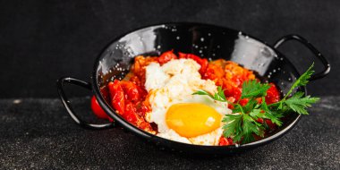 Kızarmış yumurta domatesleri shakshuka sebze aperatifleri taze lezzetli gurme yemek arkaplanı masanın üzerinde rustik yemekler üst görünüm fotokopi alanı vejetaryen yemekleri