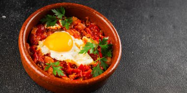 Kızarmış yumurta domatesleri shakshuka sebze aperatifleri taze lezzetli gurme yemek arkaplanı masanın üzerinde rustik yemekler üst görünüm fotokopi alanı vejetaryen yemekleri