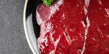 Çiğ sığır eti dana eti biftek biftek ızgara aperatif sebzeler taze lezzetli gurme yemek arkaplan masa rustik gıda üst görünüm fotokopi alanı keto ve paleo diyet