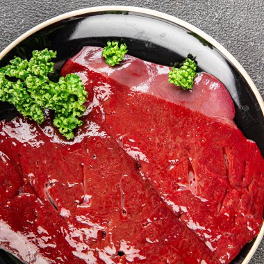 Çiğ sığır eti dana eti biftek biftek ızgara aperatif sebzeler taze lezzetli gurme yemek arkaplan masa rustik gıda üst görünüm fotokopi alanı keto ve paleo diyet