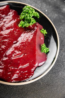 Çiğ sığır eti dana eti biftek biftek ızgara aperatif sebzeler taze lezzetli gurme yemek arkaplan masa rustik gıda üst görünüm fotokopi alanı keto ve paleo diyet