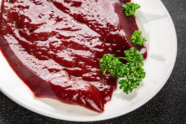 Çiğ sığır eti dana eti biftek biftek ızgara aperatif sebzeler taze lezzetli gurme yemek arkaplan masa rustik gıda üst görünüm fotokopi alanı keto ve paleo diyet