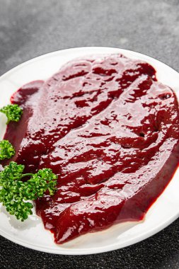 Çiğ sığır eti dana eti biftek biftek ızgara aperatif sebzeler taze lezzetli gurme yemek arkaplan masa rustik gıda üst görünüm fotokopi alanı keto ve paleo diyet