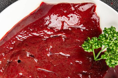 Çiğ sığır eti dana eti biftek biftek ızgara aperatif sebzeler taze lezzetli gurme yemek arkaplan masa rustik gıda üst görünüm fotokopi alanı keto ve paleo diyet