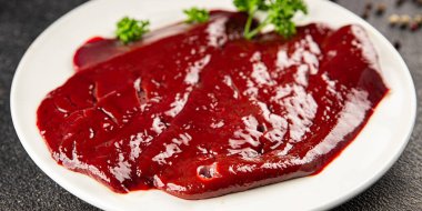 Çiğ sığır eti dana eti biftek biftek ızgara aperatif sebzeler taze lezzetli gurme yemek arkaplan masa rustik gıda üst görünüm fotokopi alanı keto ve paleo diyet