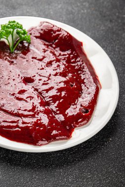 Çiğ sığır eti dana eti biftek biftek ızgara aperatif sebzeler taze lezzetli gurme yemek arkaplan masa rustik gıda üst görünüm fotokopi alanı keto ve paleo diyet