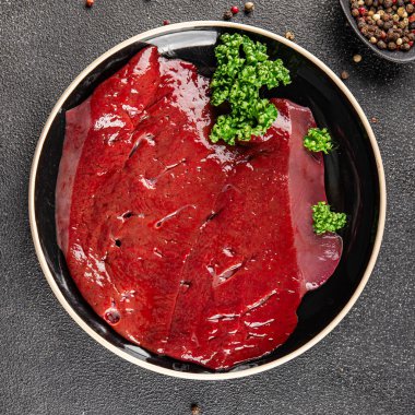 Çiğ sığır eti dana eti biftek biftek ızgara aperatif sebzeler taze lezzetli gurme yemek arkaplan masa rustik gıda üst görünüm fotokopi alanı keto ve paleo diyet