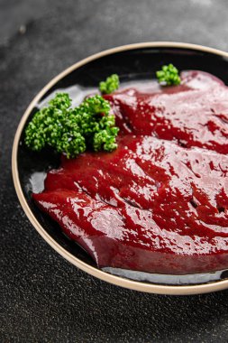 Çiğ sığır eti dana eti biftek biftek ızgara aperatif sebzeler taze lezzetli gurme yemek arkaplan masa rustik gıda üst görünüm fotokopi alanı keto ve paleo diyet