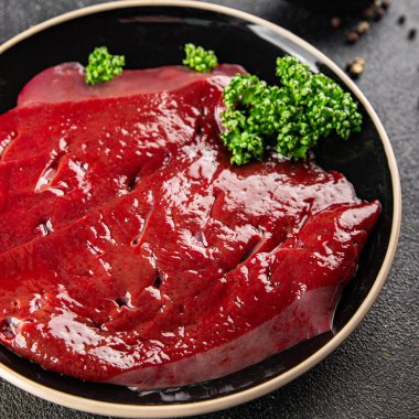 Çiğ sığır eti dana eti biftek biftek ızgara aperatif sebzeler taze lezzetli gurme yemek arkaplan masa rustik gıda üst görünüm fotokopi alanı keto ve paleo diyet