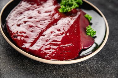 Çiğ sığır eti dana eti biftek biftek ızgara aperatif sebzeler taze lezzetli gurme yemek arkaplan masa rustik gıda üst görünüm fotokopi alanı keto ve paleo diyet