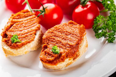 Biber ezmesi, kırmızı biber sosu kızartılmış sebze, humus aperatif sebze, taze gurme yemek arkaplanı masa rustik gıda üst görünümü fotokopi alanı. 