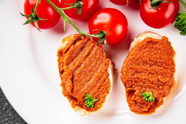 Biber ezmesi, kırmızı biber sosu kızartılmış sebze, humus aperatif sebze, taze gurme yemek arkaplanı masa rustik gıda üst görünümü fotokopi alanı. 