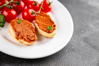 Biber ezmesi, kırmızı biber sosu kızartılmış sebze, humus aperatif sebze, taze gurme yemek arkaplanı masa rustik gıda üst görünümü fotokopi alanı. 