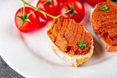 Biber ezmesi, kırmızı biber sosu kızartılmış sebze, humus aperatif sebze, taze gurme yemek arkaplanı masa rustik gıda üst görünümü fotokopi alanı. 