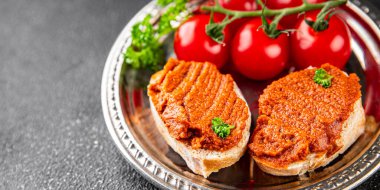 Biber ezmesi, kırmızı biber sosu kızartılmış sebze, humus aperatif sebze, taze gurme yemek arkaplanı masa rustik gıda üst görünümü fotokopi alanı. 