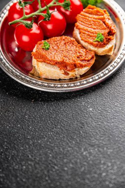 Biber ezmesi, kırmızı biber sosu kızartılmış sebze, humus aperatif sebze, taze gurme yemek arkaplanı masa rustik gıda üst görünümü fotokopi alanı. 