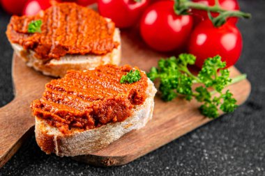 Biber ezmesi, kırmızı biber sosu kızartılmış sebze, humus aperatif sebze, taze gurme yemek arkaplanı masa rustik gıda üst görünümü fotokopi alanı. 