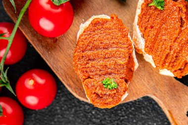 Biber ezmesi, kırmızı biber sosu kızartılmış sebze, humus aperatif sebze, taze gurme yemek arkaplanı masa rustik gıda üst görünümü fotokopi alanı. 