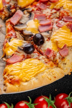 Pizza jambonu, mantar, zeytin, peynir aperatif sebze taze lezzetli gurme yemek arkaplanı masa rustik gıda üst görünümü fotokopi alanı