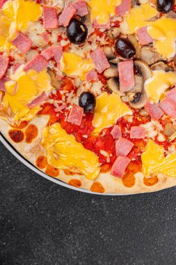 Pizza jambonu, mantar, zeytin, peynir aperatif sebze taze lezzetli gurme yemek arkaplanı masa rustik gıda üst görünümü fotokopi alanı