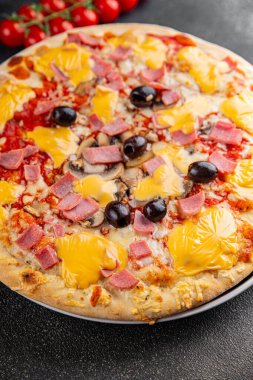 Pizza jambonu, mantar, zeytin, peynir aperatif sebze taze lezzetli gurme yemek arkaplanı masa rustik gıda üst görünümü fotokopi alanı