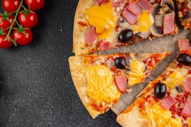 Pizza jambonu, mantar, zeytin, peynir aperatif sebze taze lezzetli gurme yemek arkaplanı masa rustik gıda üst görünümü fotokopi alanı