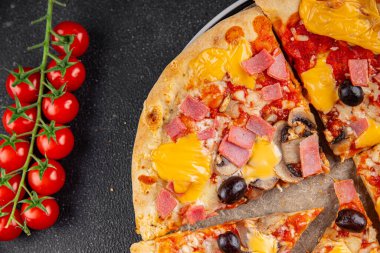 Pizza jambonu, mantar, zeytin, peynir aperatif sebze taze lezzetli gurme yemek arkaplanı masa rustik gıda üst görünümü fotokopi alanı