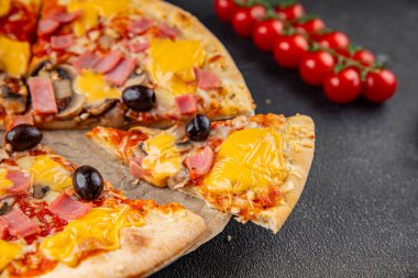 Pizza jambonu, mantar, zeytin, peynir aperatif sebze taze lezzetli gurme yemek arkaplanı masa rustik gıda üst görünümü fotokopi alanı