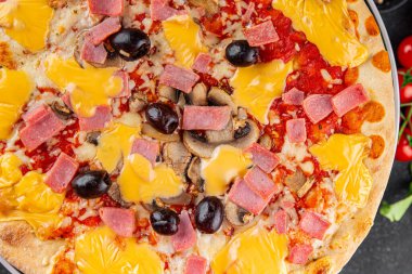 Pizza jambonu, mantar, zeytin, peynir aperatif sebze taze lezzetli gurme yemek arkaplanı masa rustik gıda üst görünümü fotokopi alanı