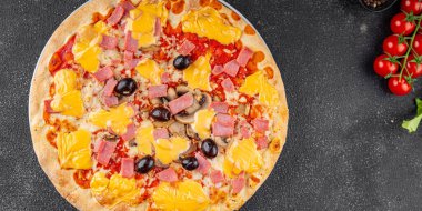 Pizza jambonu, mantar, zeytin, peynir aperatif sebze taze lezzetli gurme yemek arkaplanı masa rustik gıda üst görünümü fotokopi alanı