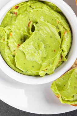 Guacamole dip avokado sosu soğuk aperatif sebze ezmesi organik ürün taze lezzetli gurme yemek arkaplanı masa rustik gıda üst görünümü fotokopi alanı 