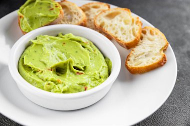 Guacamole dip avokado sosu soğuk aperatif sebze ezmesi organik ürün taze lezzetli gurme yemek arkaplanı masa rustik gıda üst görünümü fotokopi alanı 