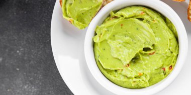 Guacamole dip avokado sosu soğuk aperatif sebze ezmesi organik ürün taze lezzetli gurme yemek arkaplanı masa rustik gıda üst görünümü fotokopi alanı 