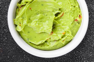 Guacamole dip avokado sosu soğuk aperatif sebze ezmesi organik ürün taze lezzetli gurme yemek arkaplanı masa rustik gıda üst görünümü fotokopi alanı 