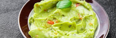Guacamole dip avokado sosu soğuk aperatif sebze ezmesi organik ürün taze lezzetli gurme yemek arkaplanı masa rustik gıda üst görünümü fotokopi alanı 