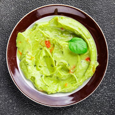 Guacamole dip avokado sosu soğuk aperatif sebze ezmesi organik ürün taze lezzetli gurme yemek arkaplanı masa rustik gıda üst görünümü fotokopi alanı 