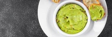 Guacamole dip avokado sosu soğuk aperatif sebze ezmesi organik ürün taze lezzetli gurme yemek arkaplanı masa rustik gıda üst görünümü fotokopi alanı 