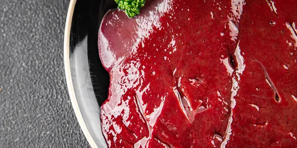 Çiğ sığır eti dana eti biftek biftek ızgara aperatif sebzeler taze lezzetli gurme yemek arkaplan masa rustik gıda üst görünüm fotokopi alanı keto ve paleo diyet