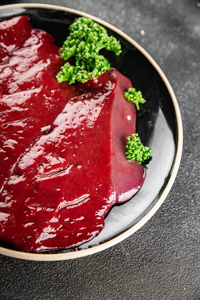 Çiğ sığır eti dana eti biftek biftek ızgara aperatif sebzeler taze lezzetli gurme yemek arkaplan masa rustik gıda üst görünüm fotokopi alanı keto ve paleo diyet