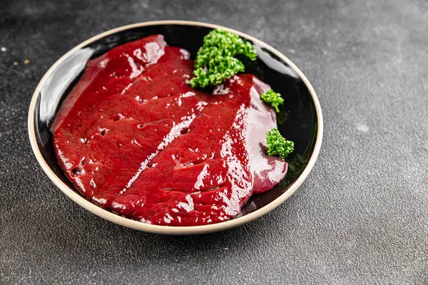 Çiğ sığır eti dana eti biftek biftek ızgara aperatif sebzeler taze lezzetli gurme yemek arkaplan masa rustik gıda üst görünüm fotokopi alanı keto ve paleo diyet