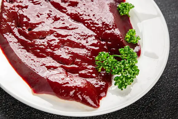 Çiğ sığır eti dana eti biftek biftek ızgara aperatif sebzeler taze lezzetli gurme yemek arkaplan masa rustik gıda üst görünüm fotokopi alanı keto ve paleo diyet