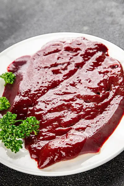 Çiğ sığır eti dana eti biftek biftek ızgara aperatif sebzeler taze lezzetli gurme yemek arkaplan masa rustik gıda üst görünüm fotokopi alanı keto ve paleo diyet