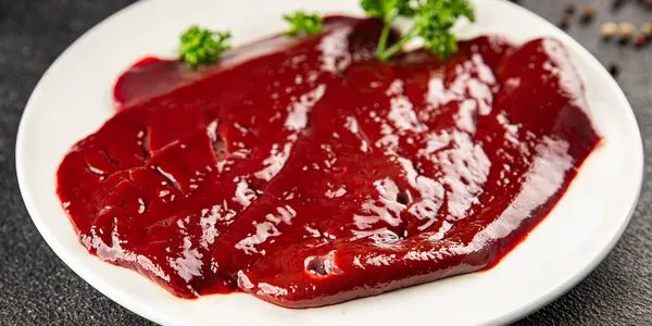 Çiğ sığır eti dana eti biftek biftek ızgara aperatif sebzeler taze lezzetli gurme yemek arkaplan masa rustik gıda üst görünüm fotokopi alanı keto ve paleo diyet