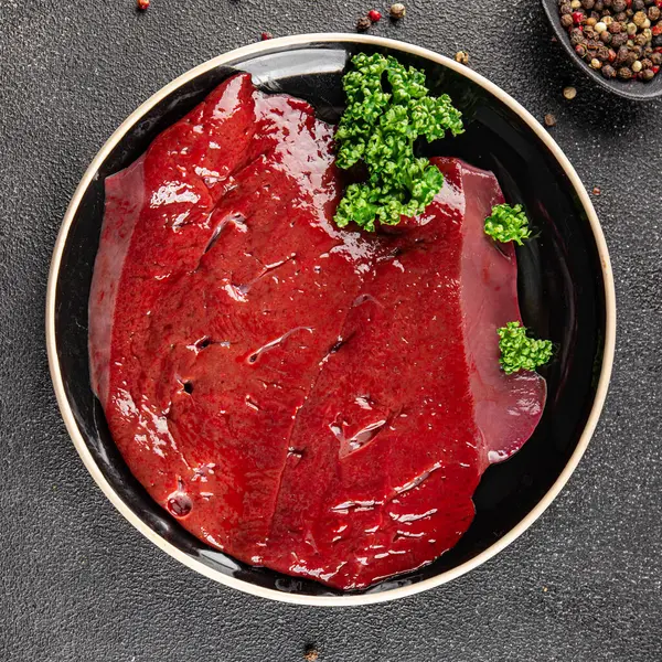 Çiğ sığır eti dana eti biftek biftek ızgara aperatif sebzeler taze lezzetli gurme yemek arkaplan masa rustik gıda üst görünüm fotokopi alanı keto ve paleo diyet