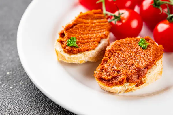 Biber ezmesi, kırmızı biber sosu kızartılmış sebze, humus aperatif sebze, taze gurme yemek arkaplanı masa rustik gıda üst görünümü fotokopi alanı. 