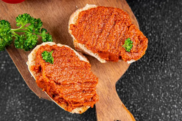 Biber ezmesi, kırmızı biber sosu kızartılmış sebze, humus aperatif sebze, taze gurme yemek arkaplanı masa rustik gıda üst görünümü fotokopi alanı. 