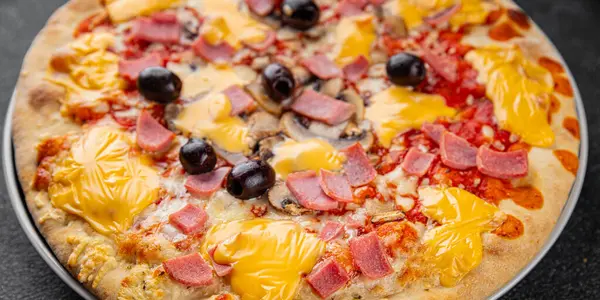 Pizza jambonu, mantar, zeytin, peynir aperatif sebze taze lezzetli gurme yemek arkaplanı masa rustik gıda üst görünümü fotokopi alanı